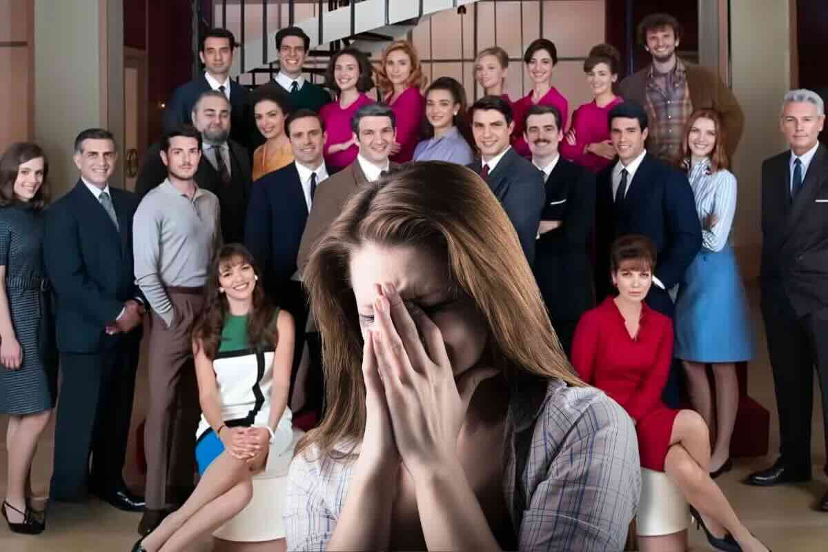 Cast il Paradiso, ragazza in primo piano con mani sul viso
