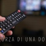 telecomando puntato alla tv e scritta "la forza di una donna"