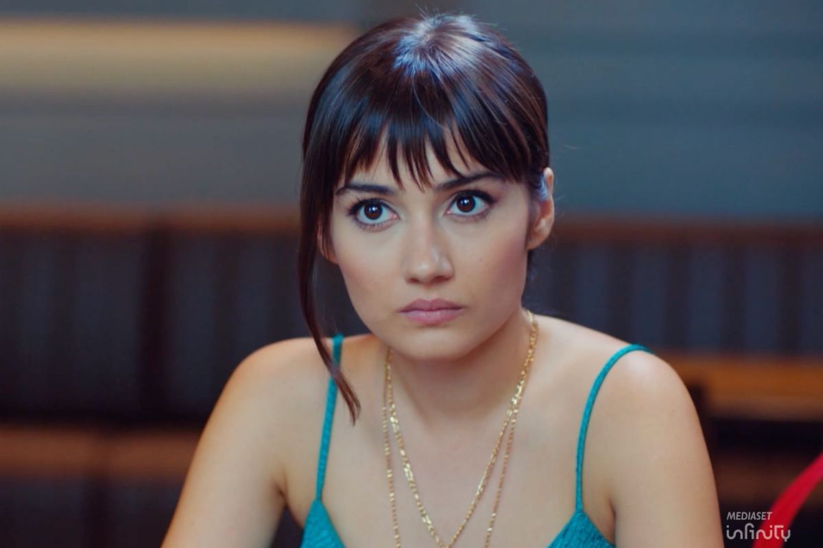 Zeynep con espressione seria di Forbidden Fruit