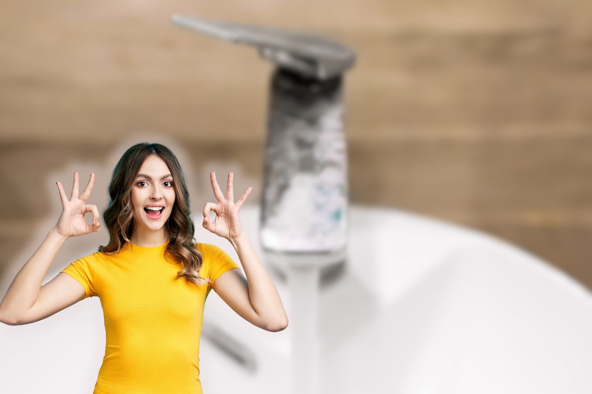 rubinetto con calcare e donna che fa ok