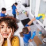 persone che puliscono cucina e donna spaventata
