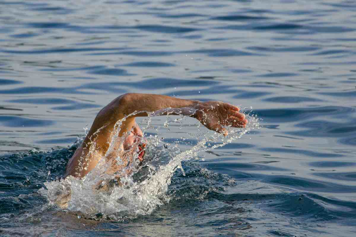 uomo nuota in mare