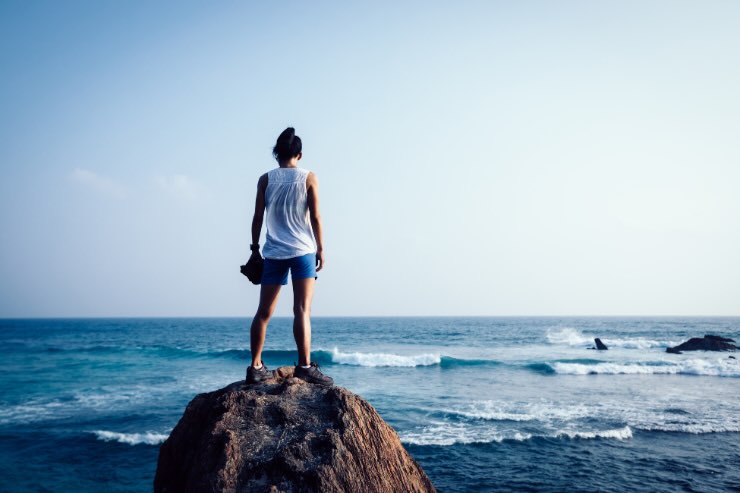 donna su uno scoglio