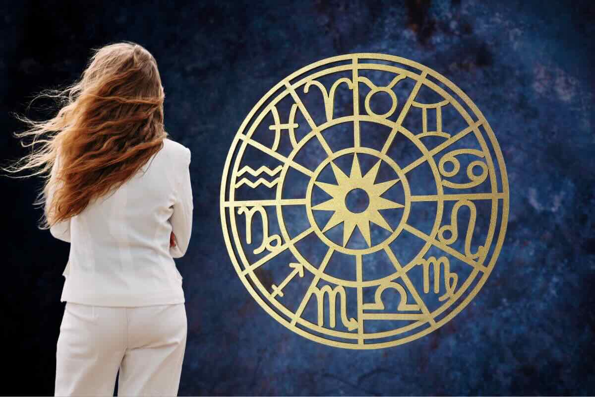 ruota zodiaco e donna di spalle
